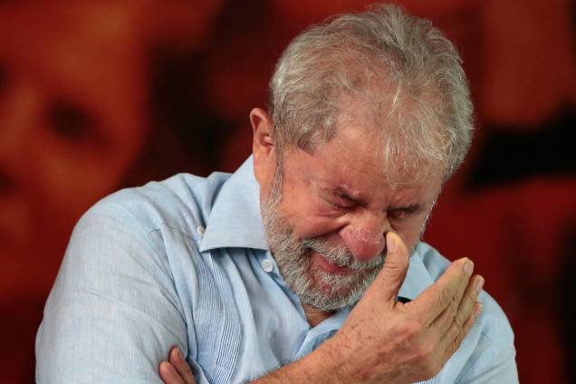 Lula chora em reunião com membros do Partido dos Trabalhadores, em São Paulo, este ano, quando anunciou que quer disputar as eleições presidenciais de outubro.