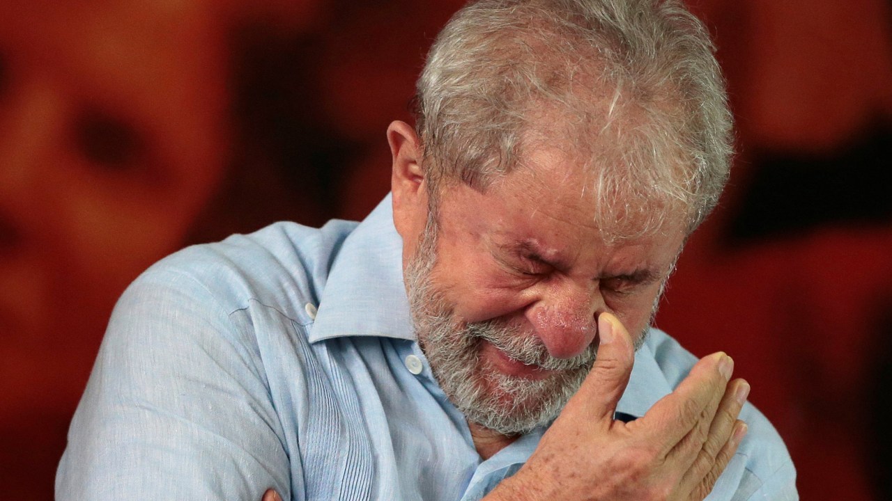 O ex-presidente Lula anuncia candidatura à Presidência