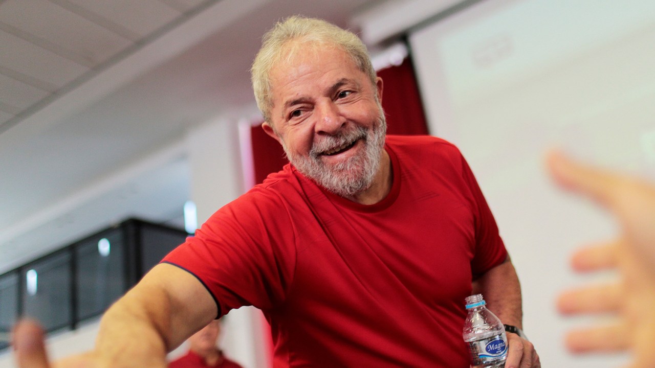 O ex-presidente Lula dá entrevista à Folha
