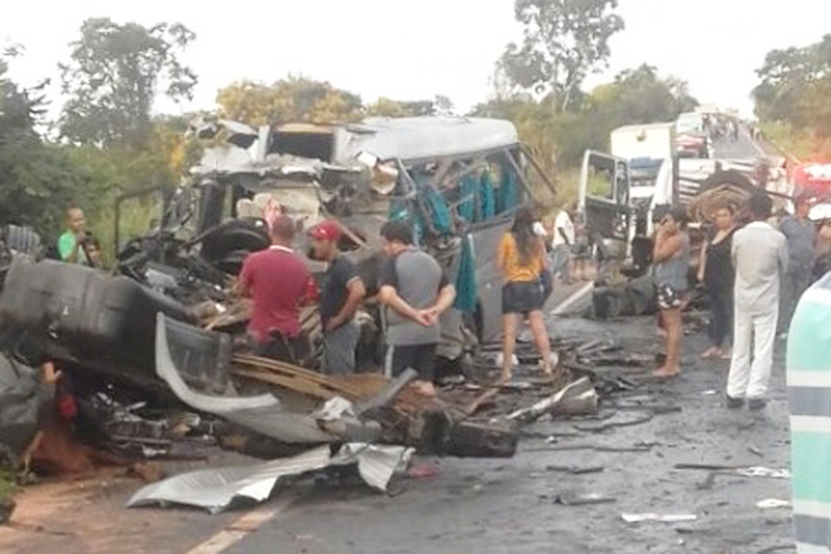 Acidente deixa mortos e feridos na BR-251, no norte de Minas Gerais - 13/01/2018
