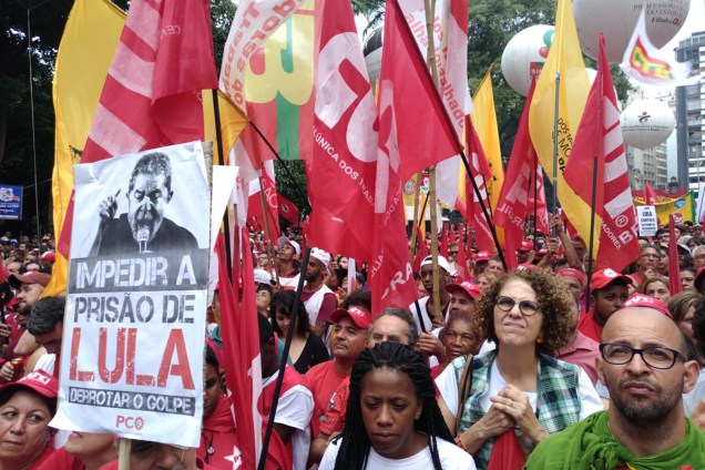 Manifestantes realizam ato a favor do ex-presidente Lula, na Praça da República - 24/01/2018