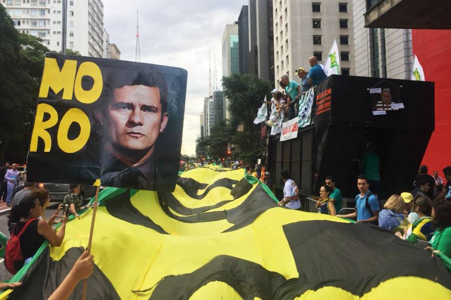 Manifestantes estendem 'bandeirão' durante protesto contra o ex-presidente Lula, na Avenida Paulista, em São Paulo (SP) - 24/01/2018