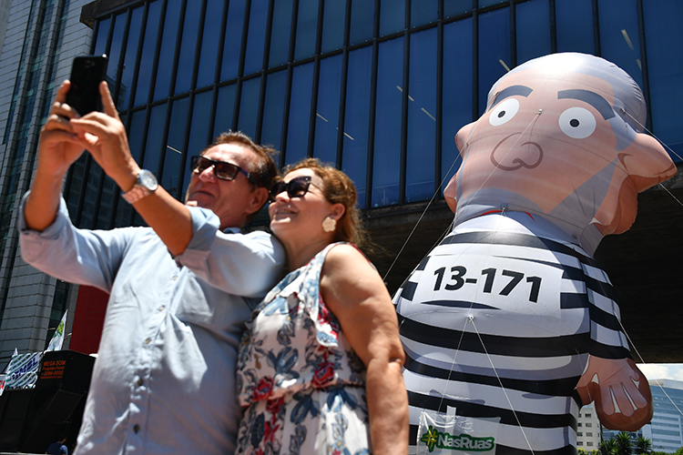 Casal tira selfie junto com pixuleco do ex-presidente Lula, durante manifestação na Avenida Paulista, em São Paulo (SP) - 24/01/2018