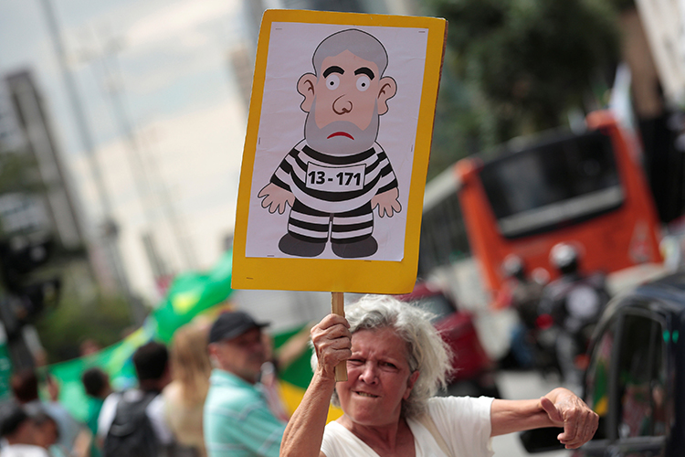 Mulher participa de protesto contra o ex-presidente Lula, na Avenida Paulista, em São Paulo (SP) - 24/01/2018