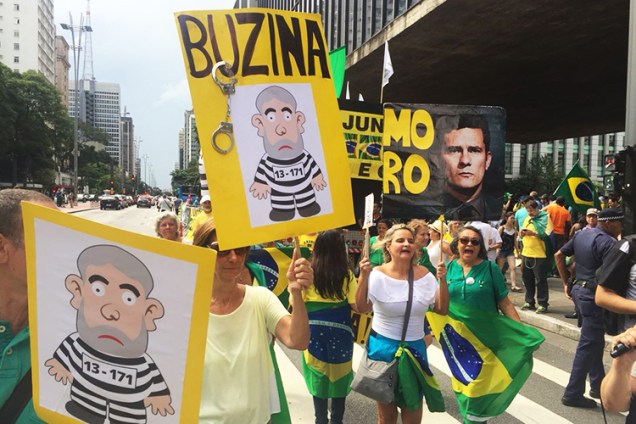 Manifestantes se reúnem em frente ao MASP durante ato a favor da condenação do ex-presidente Lula, enquanto o caso é julgado pelo TRF4 em Porto Alegre, no Rio Grande do Sul - 24/01/2018