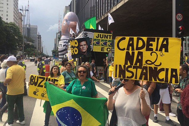 Manifestantes se reúnem em frente ao MASP durante ato a favor da condenação do ex-presidente Lula, enquanto o caso é julgado pelo TRF4 em Porto Alegre, no Rio Grande do Sul - 24/01/2018