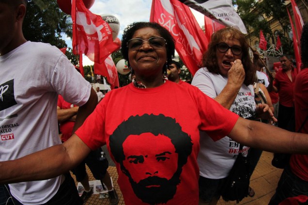 Manifestantes começam a concentração para o ato que irá receber o ex-presente Lula após o julgamento do TRF4 na Praça da República, em São Paulo - 24/01/2018
