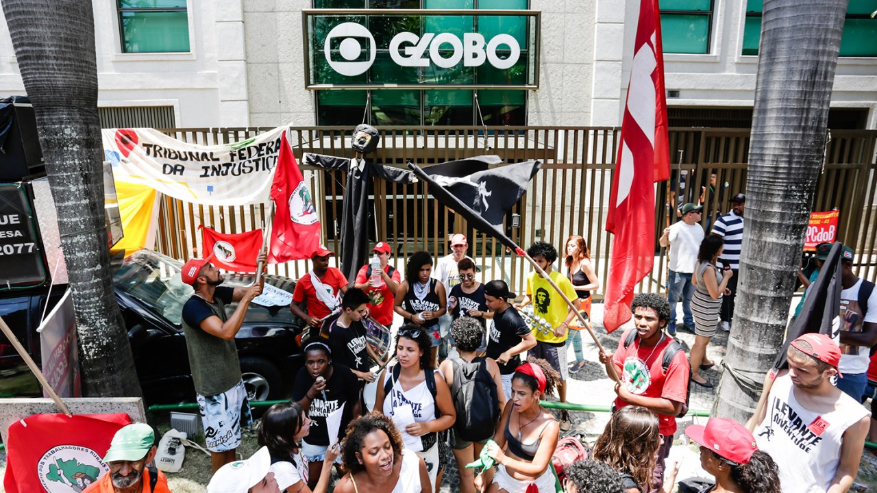 Manifestantes de diferentes grupos de apoio ao ex-presidente Lula ocupam espaço em frente a sede da Rede Globo, no Jardim Botânico, no Rio de Janeiro (RJ) - 24/01/2018