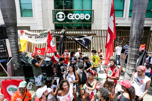 Manifestantes de diferentes grupos de apoio ao ex-presidente Lula ocupam espaço em frente a sede da Rede Globo, no Jardim Botânico, no Rio de Janeiro (RJ) - 24/01/2018
