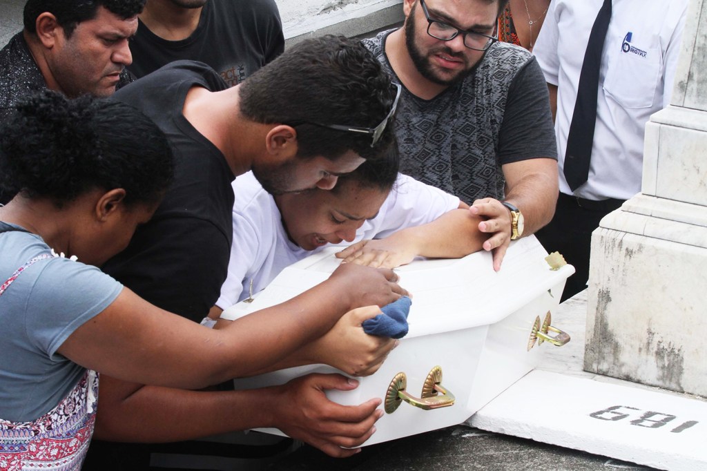 Familiares participam do enterro de Maria Louize, de 8 meses, vítima de atropelamento em Copacabana - 20/01/2018