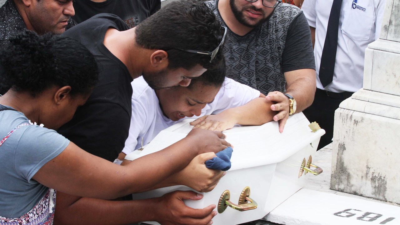 Familiares participam do enterro de Maria Louize, de 8 meses, vítima de atropelamento em Copacabana - 20/01/2018