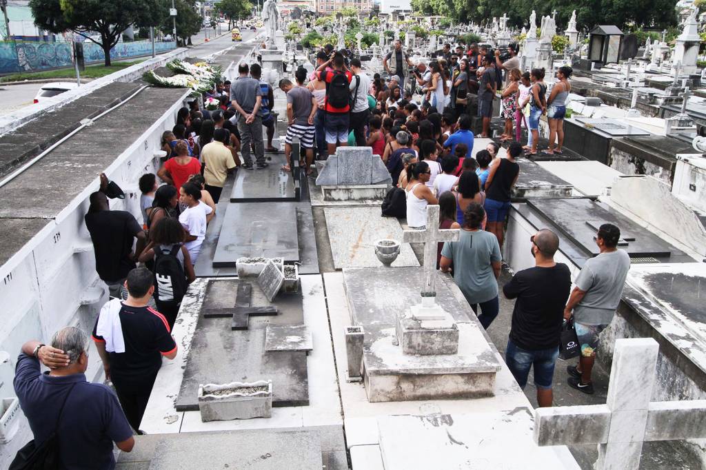 Movimentação no Cemitério São João Batista, no Rio de Janeiro (RJ), durante enterro de Maria Louize, de 8 meses, vítima de atropelamento em Copacabana - 20/01/2018