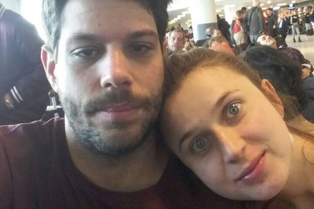 Casal no aeroporto de Nova York