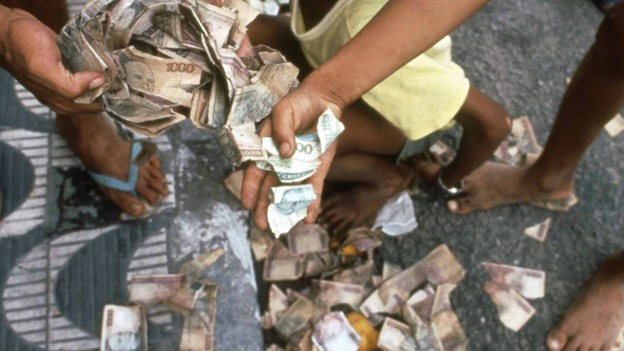 Crianças brincam com cédulas sem valor jogadas no lixo em João Pessoa