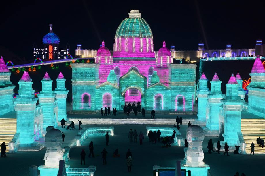 Visitantes observam esculturas de gelo iluminadas no parque Ice and Snow World, durante o Festival Anual de Escultura de Gelo e Neve de Harbin, na China - 04/01/2018