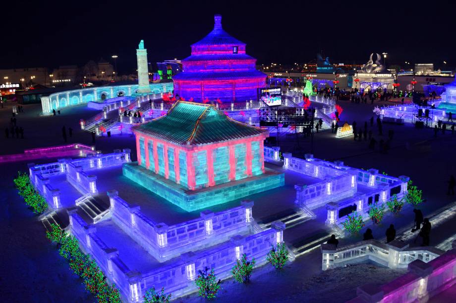 Vista aérea de construções de gelo montadas para o Festival Anual de Escultura de Gelo e Neve de Harbin, na província de Heilongjiang, no nordeste da China - 02/01/2018