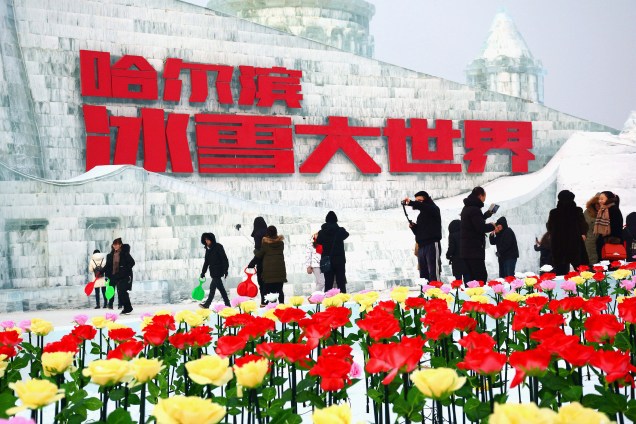 Chineses visitam o Festival Anual de Escultura de Gelo e Neve de Harbin, na província de Heilongjiang, no nordeste da China - 02/01/2018