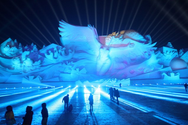 Visitantes participam de um show de luzes 3D na Harbin Sun Island International Snow Escultura Art Expo em Harbin, na China - 01/01/2018