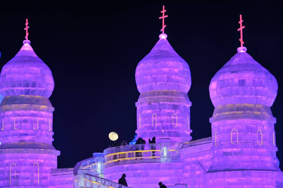 Visitantes observam esculturas de gelo iluminadas no parque Ice and Snow World, durante o Festival Anual de Escultura de Gelo e Neve de Harbin, na China - 04/01/2018