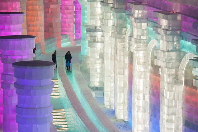 Visitantes observam esculturas de gelo iluminadas no parque Ice and Snow World, em Harbin, na China. O Ice and Snow World Park hospeda o 34º Festival Harbin de Escultura de Gelo e Neve de 5 de janeiro até o final de fevereiro - 05/01/2018