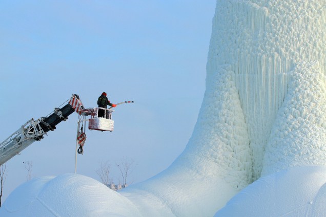 Um trabalhador em um guindaste prepara uma escultura de gelo de 30 metros de altura para o Festival Anual de Escultura de Gelo e Neve de Harbin, no nordeste da China - 03/01/2018