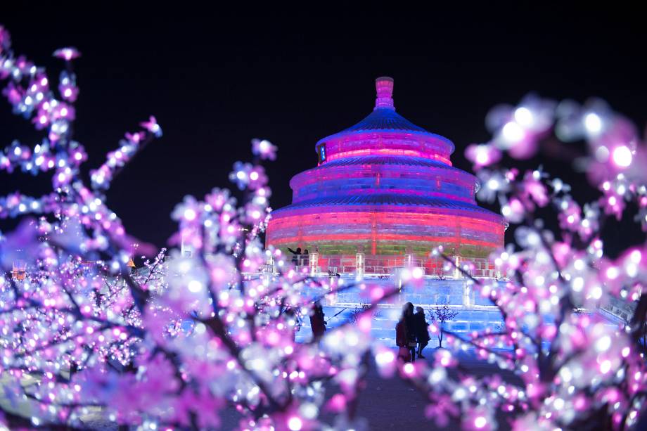 Pessoas são vistas admirando esculturas de gelo iluminadas no parque Ice and Snow World, em Harbin, na China - 04/01/2018