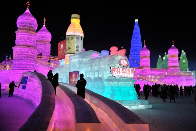 Turistas visitam esculturas de gelo iluminadas no parque Ice and Snow World, em Harbin, na China. O Ice and Snow World Park hospeda o 34º Festival Harbin de Escultura de Gelo e Neve de 5 de janeiro até o final de fevereiro - 05/01/2018