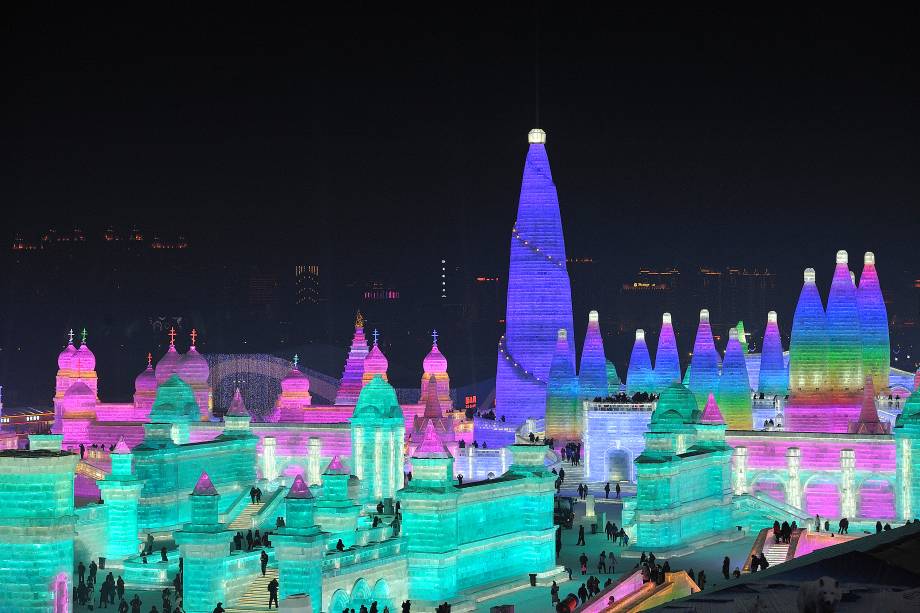 Turistas visitam esculturas de gelo iluminadas no parque Ice and Snow World, em Harbin, na China. O Ice and Snow World Park hospeda o 34º Festival Harbin de Escultura de Gelo e Neve de 5 de janeiro até o final de fevereiro - 05/01/2018