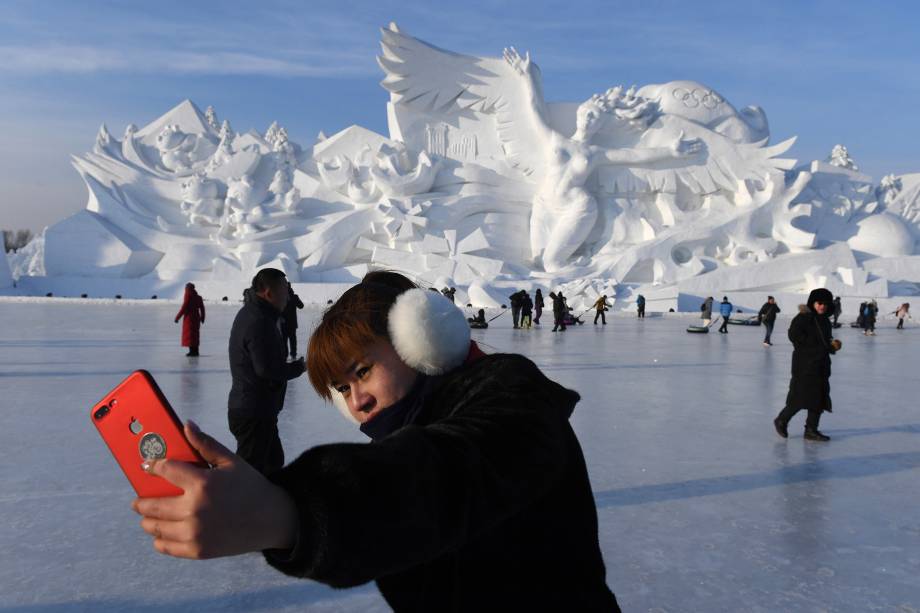 Mulher tira uma selfie antes da abertura do Festival Anual de Escultura e Gelo de Harbin, na província de Heilongjiang, no nordeste da China - 05/01/2018