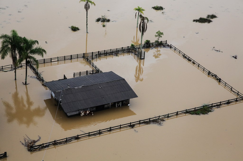 Chuva causa destruição e morte em Florianópolis