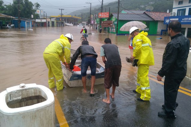 Equipe da Celesc trabalha na recuperação da rede elétrica afetada pela chuva em Rio Tavares, um dos bairros que ficou alagado em Florianópolis - 11/01/2018