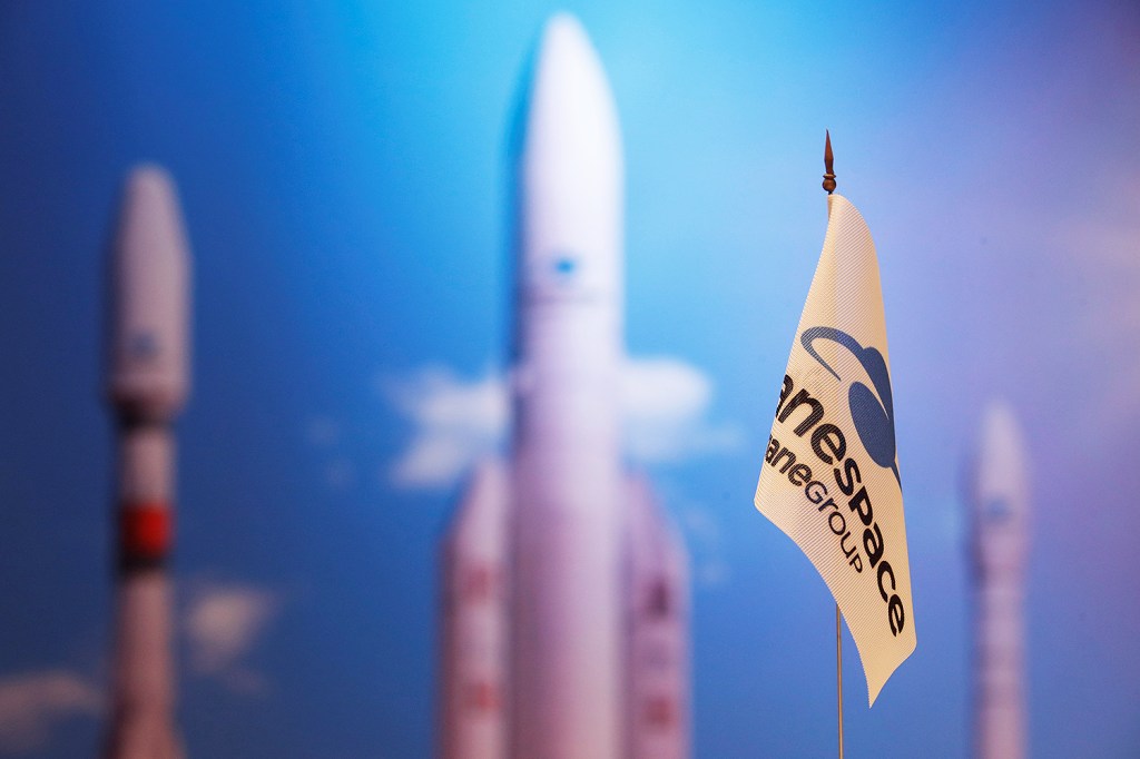 Bandeira da empresa Arianespace - empresa francesa de lançamento de satélites - é vista durante coletiva de imprensa realizada em Paris - 09/01/2018