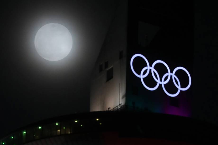 Superlua azul de sangue é vista atrás da pista de esqui em Pyeongchang, sede dos Jogos de Inverno 2018, na  na Coreia do Sul