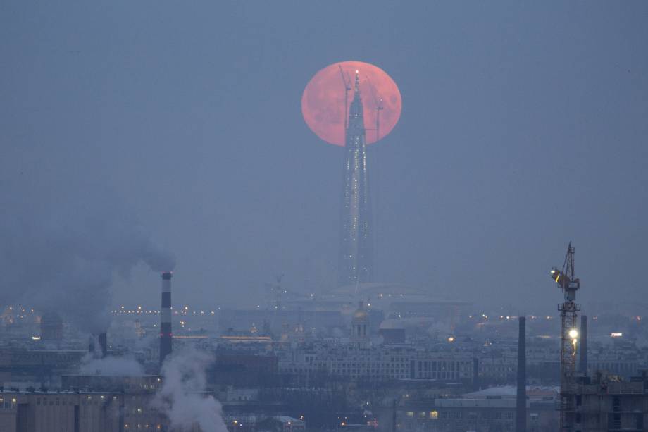 Superlua azul de sangue é vista atrás do prédio Lakhta Centre na cidade de São Petersburgo, Rússia