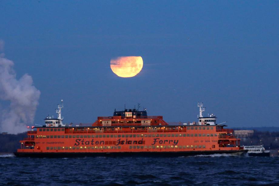 Superlua azul de sangue é vista do bairro do Brooklyn, atrás de uma Balsa de Staten Island, em Nova York