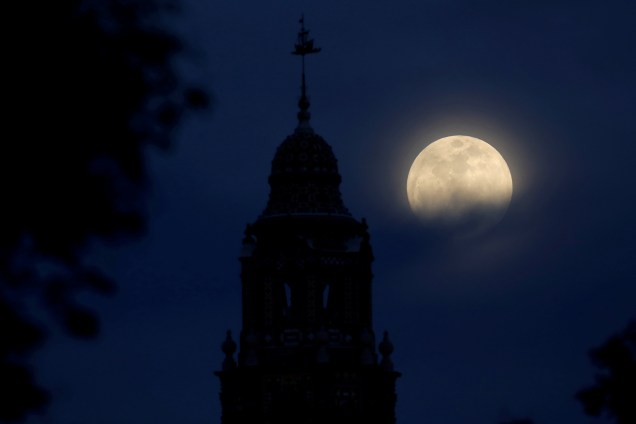 A blue moon rises over Balboa Park's California Tower in San Diego, California, U.S., January 30, 2018.    REUTERS/Mike Blake     TPX IMAGES OF THE DAY