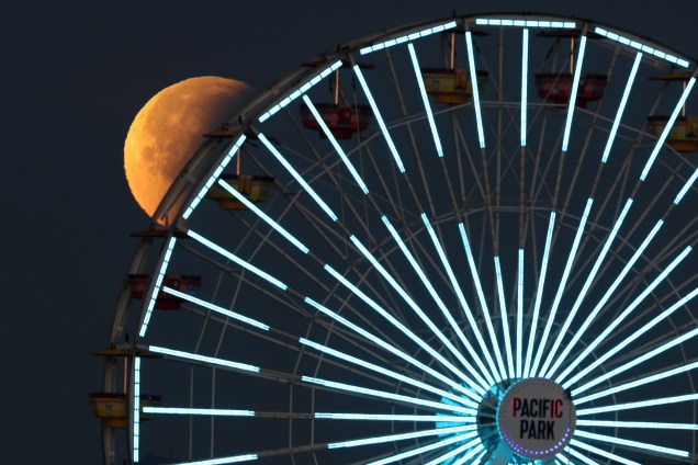 Superlua azul de sangue é vista atrás de uma roda-gigante em Santa Monica, Califórnia