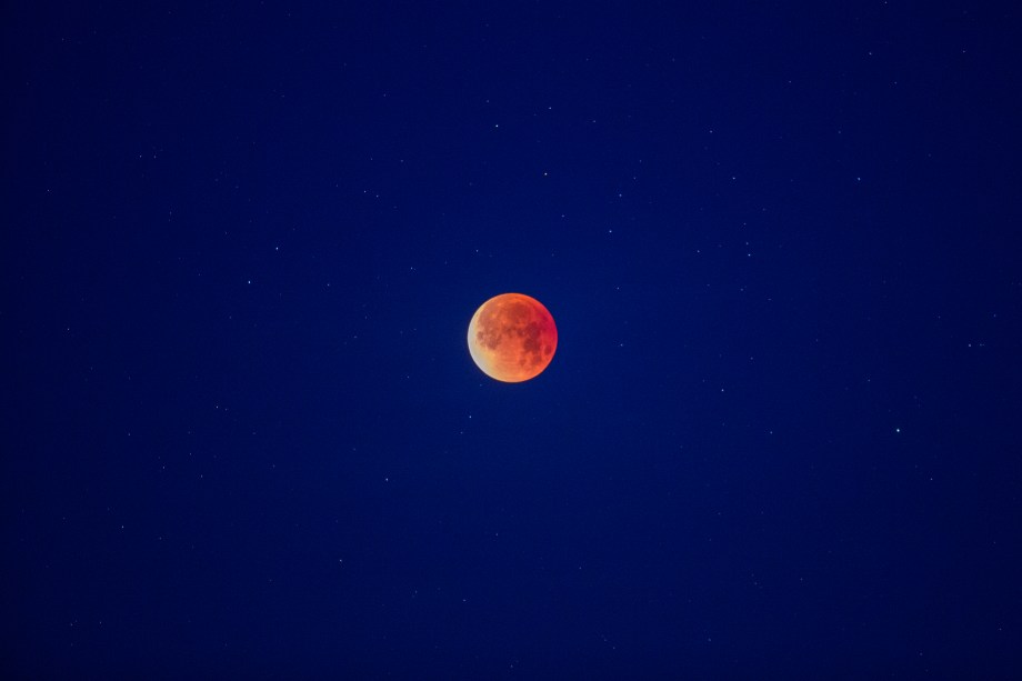 Superlua azul pode ser vista esta noite. Fenómeno raro também será visível  em Portugal