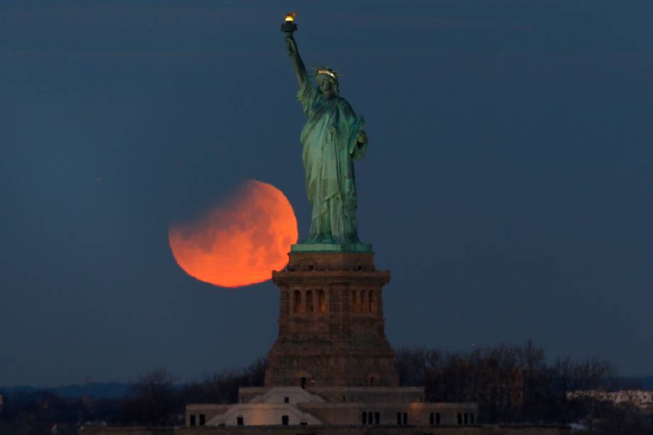 Superlua azul de sangue é vista atrás da Estátua da Liberdade, em Nova York Superlua azul de sangue é vista atrás da Estátua da Liberdade, em Nova York