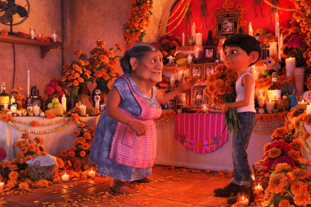 Abuelita e Miguel asseguram que sua casa seja adornada para o Dia dos Mortos