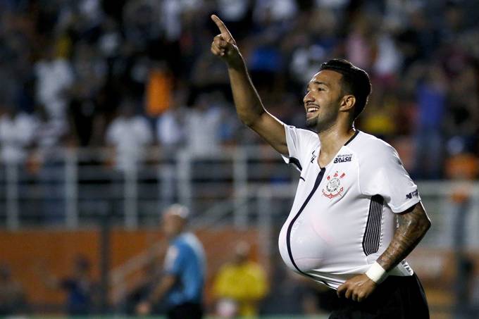 Clayson, do Corinthians, comemora após marcar o segundo gol da equipe e virar contra o Ferroviária, no Pacaembu