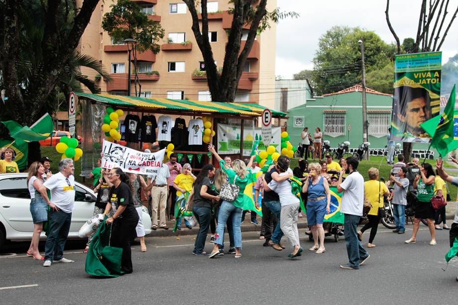 Manifestantes comemoram condenação do ex-presidente Lula em frente a Justiça Federal, em Curitiba - 24/01/2018 Manifestantes comemoram condenação do ex-presidente Lula em frente a Justiça Federal, em Curitiba - 24/01/2018