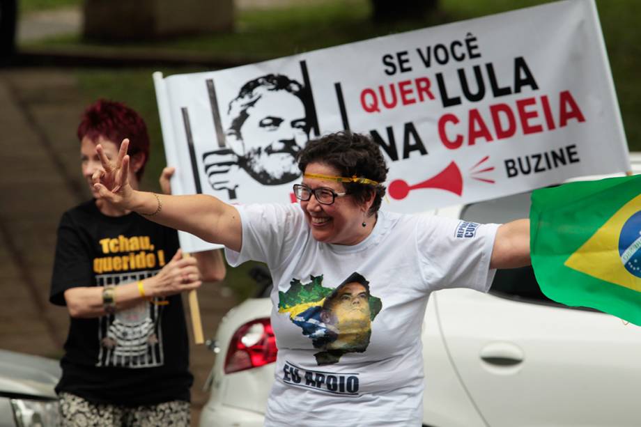 Manifestantes comemoram condenação do ex-presidente Lula em frente a Justiça Federal, em  Curitiba - 24/01/2018