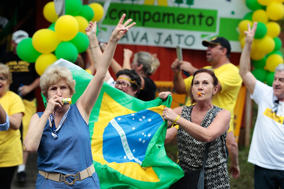 Manifestantes comemoram condenação do ex-presidente Lula em frente a Justiça Federal, em  Curitiba - 24/01/2018