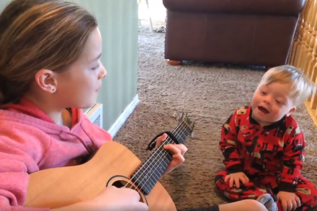 Irmã ensina palavras a bebê com Down de uma maneira diferente