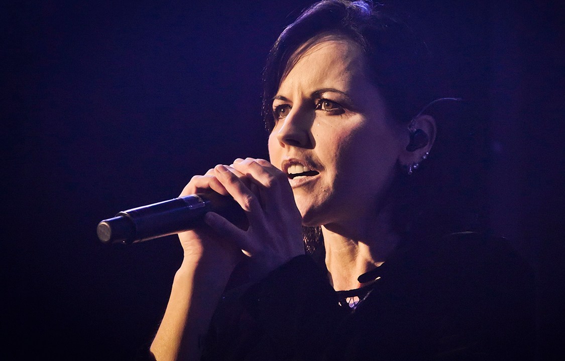 A vocalista Dolores O'Riordan, da banda The Cranberries, durante show em Berlim, em 2017