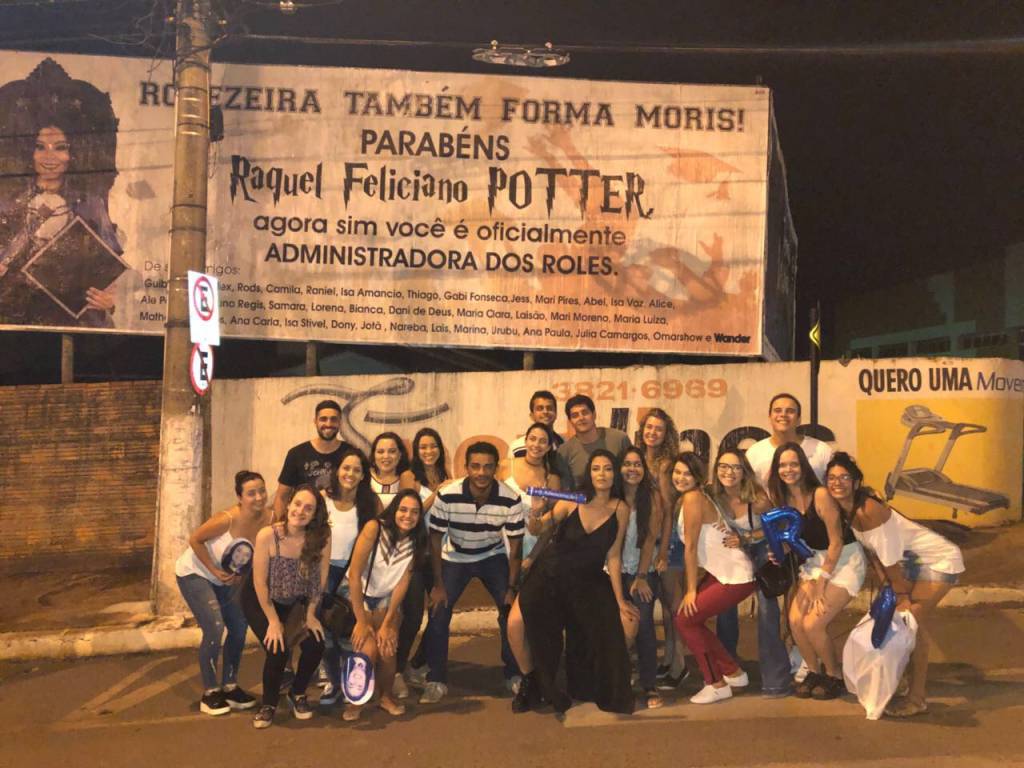 Ela queria uma faixa de formatura. Ganhou um outdoor