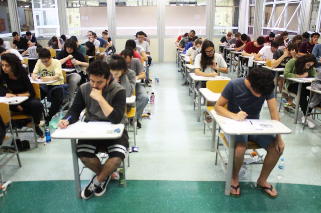 Candidatos fazem prova da primeira fase da Fuvest