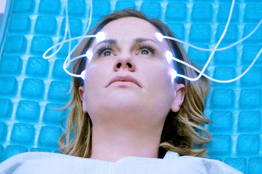 Anna Paquin no episódio 'Real Life', da série 'Electric Dreams'