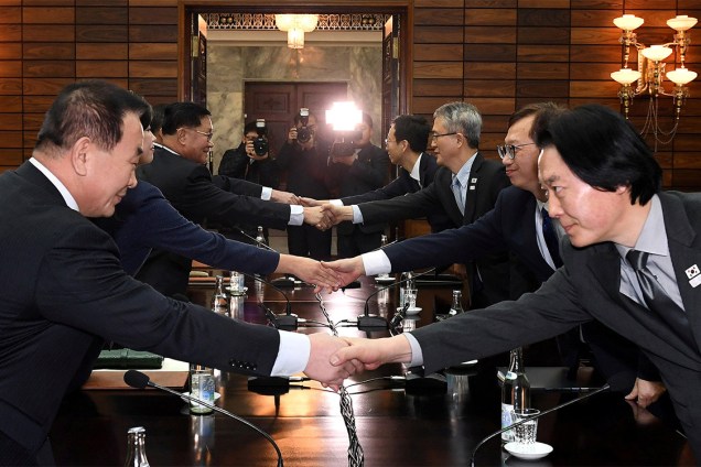 Delegações das Coreias do Sul e do Norte, apertam as mãos durante encontro em Tongilgak, na Coreia do Norte - 15/01/2017